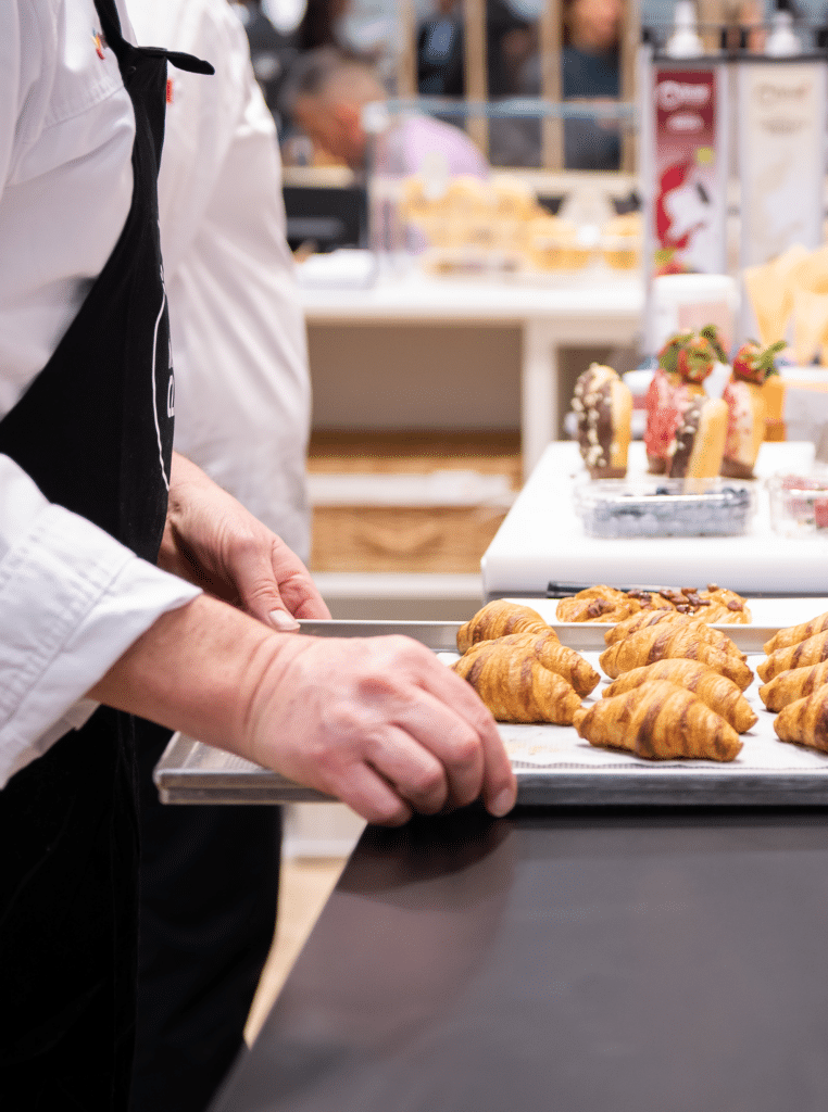Foto con chef che inforna brioche per Vandemoortele Professional